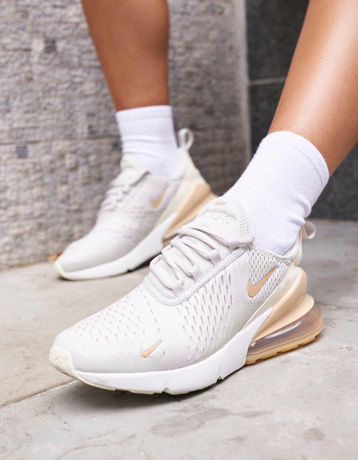 vita och beige Nike Air Max 270