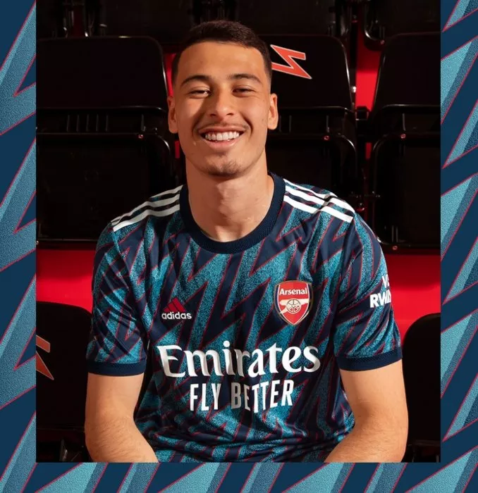 Arsenal's derde voetbalshirt voor 2021-2022