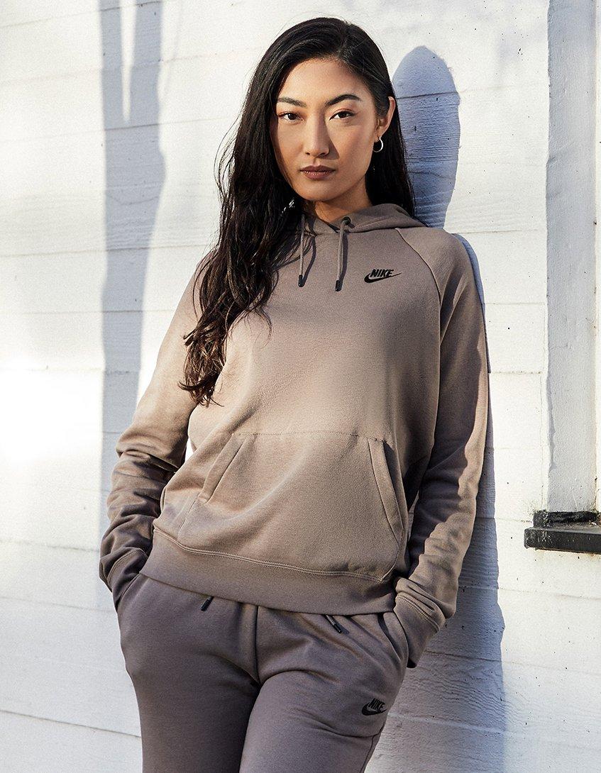 en person i taupe hoodie från Nike