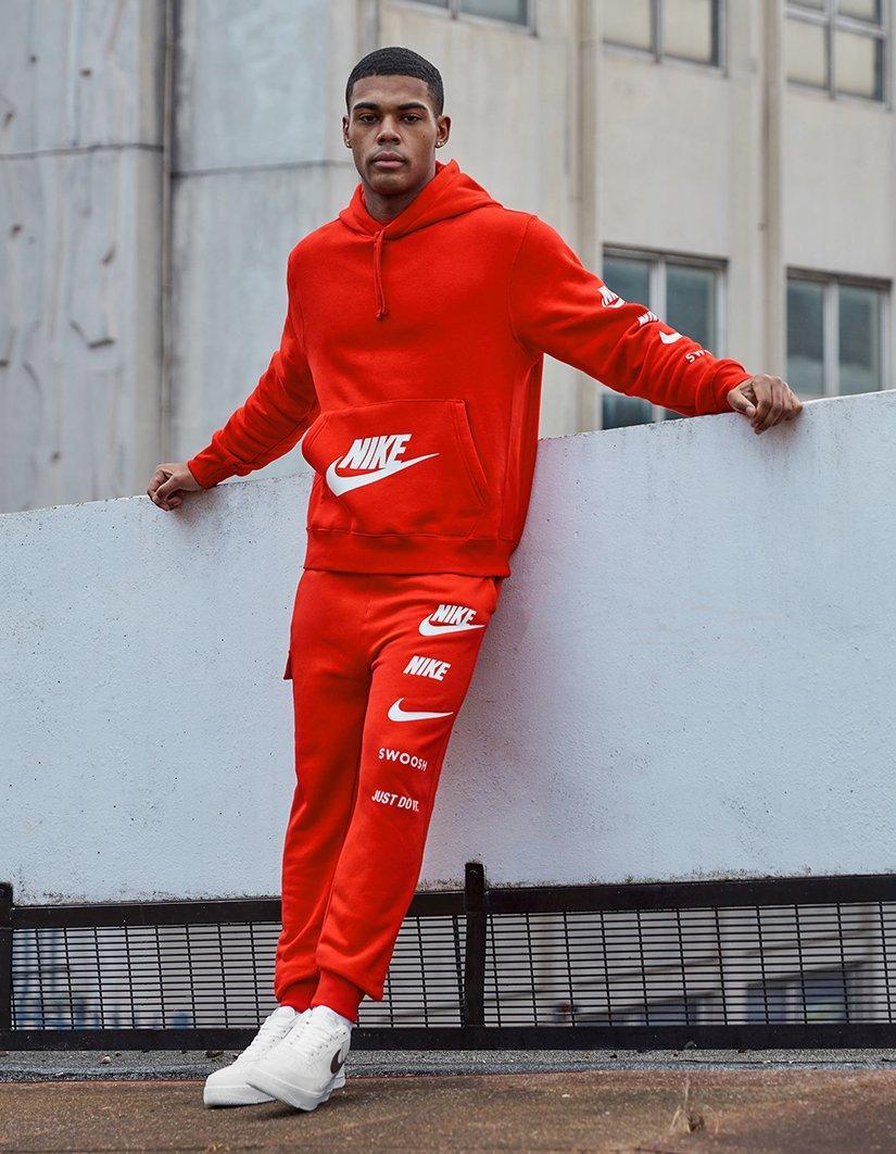 en person i röda athleisure kläder från Nike