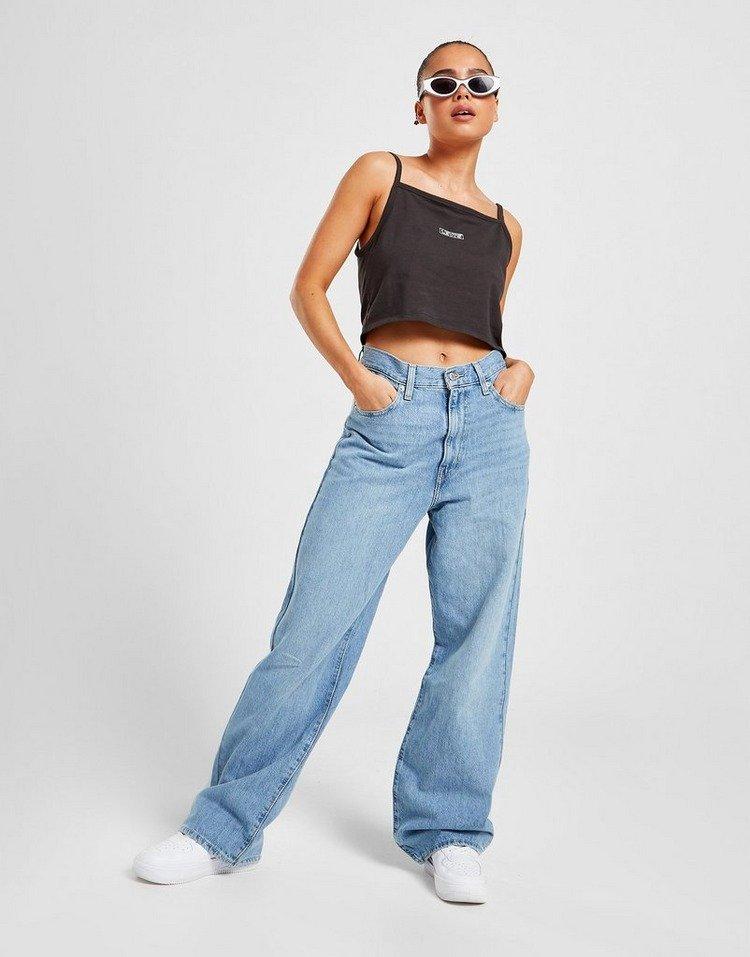 Frau mit Levi’s Cropped Top und Baggy Jeans in hellem Blau