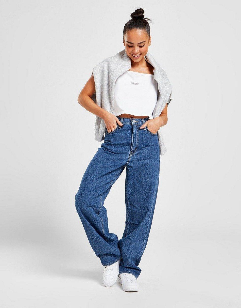 Frau mit Denim Baggy Jeans und weißem Top von Levi’s
