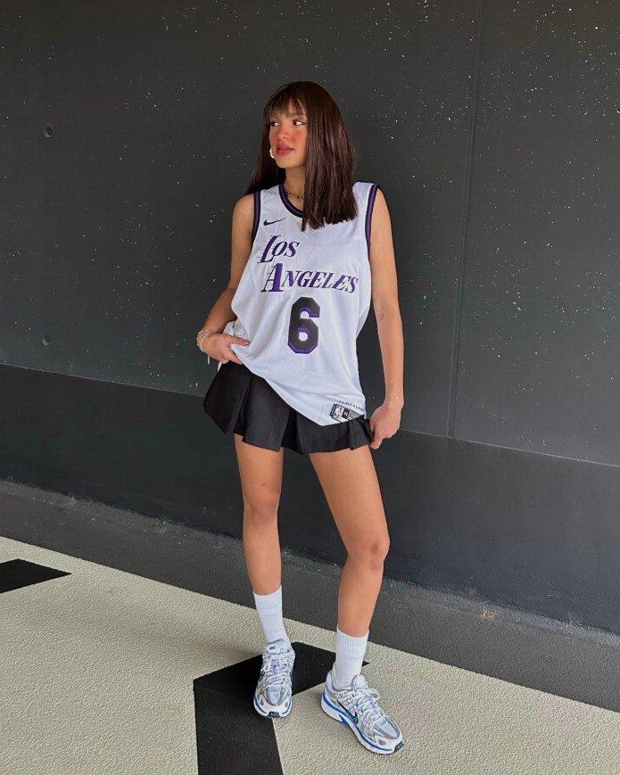 Outfit de mujer con camiseta de NBA y falda