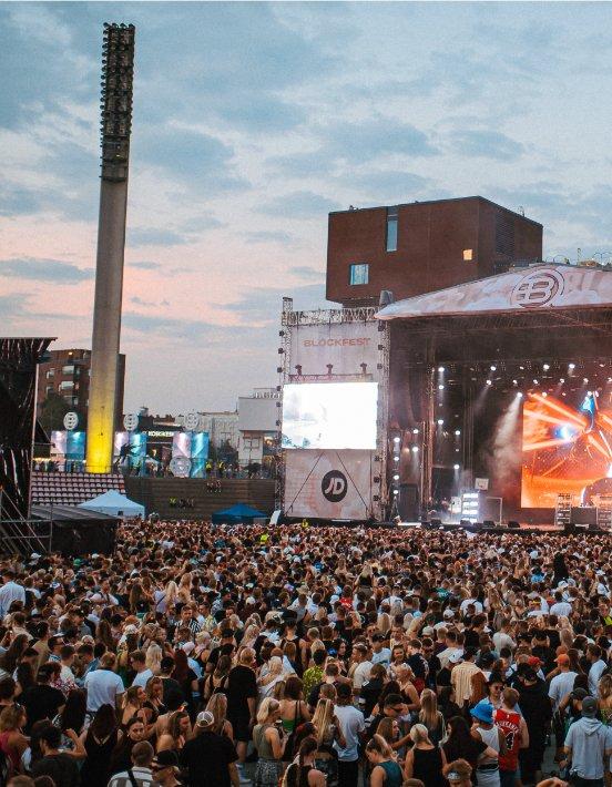 Yleisöä Blockfestin päälavan edessä