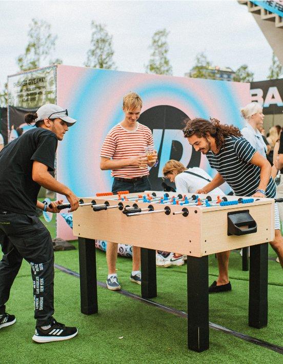 Pöytäfutisottelu JD Loungessa