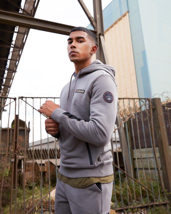 Hombre con chándal Napapijri