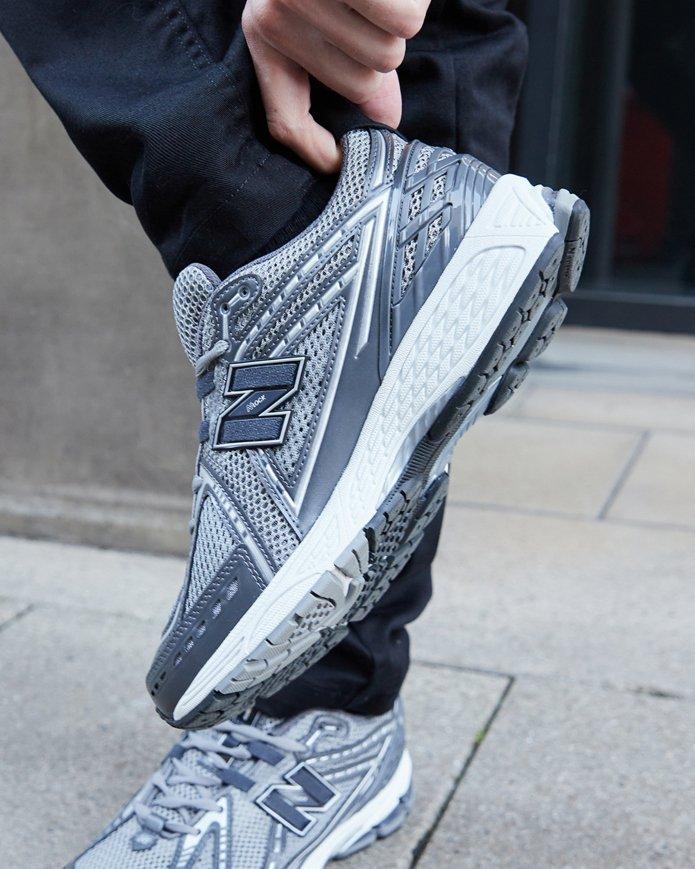 New Balance 1906R indossate