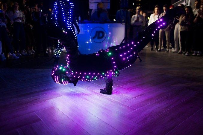 bailarín bailando vestido con un traje de neón