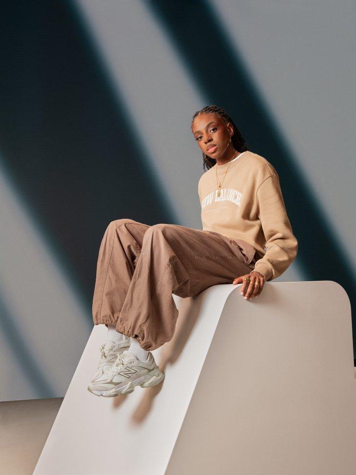 Cat Burns vistiendo las nuevas 9060