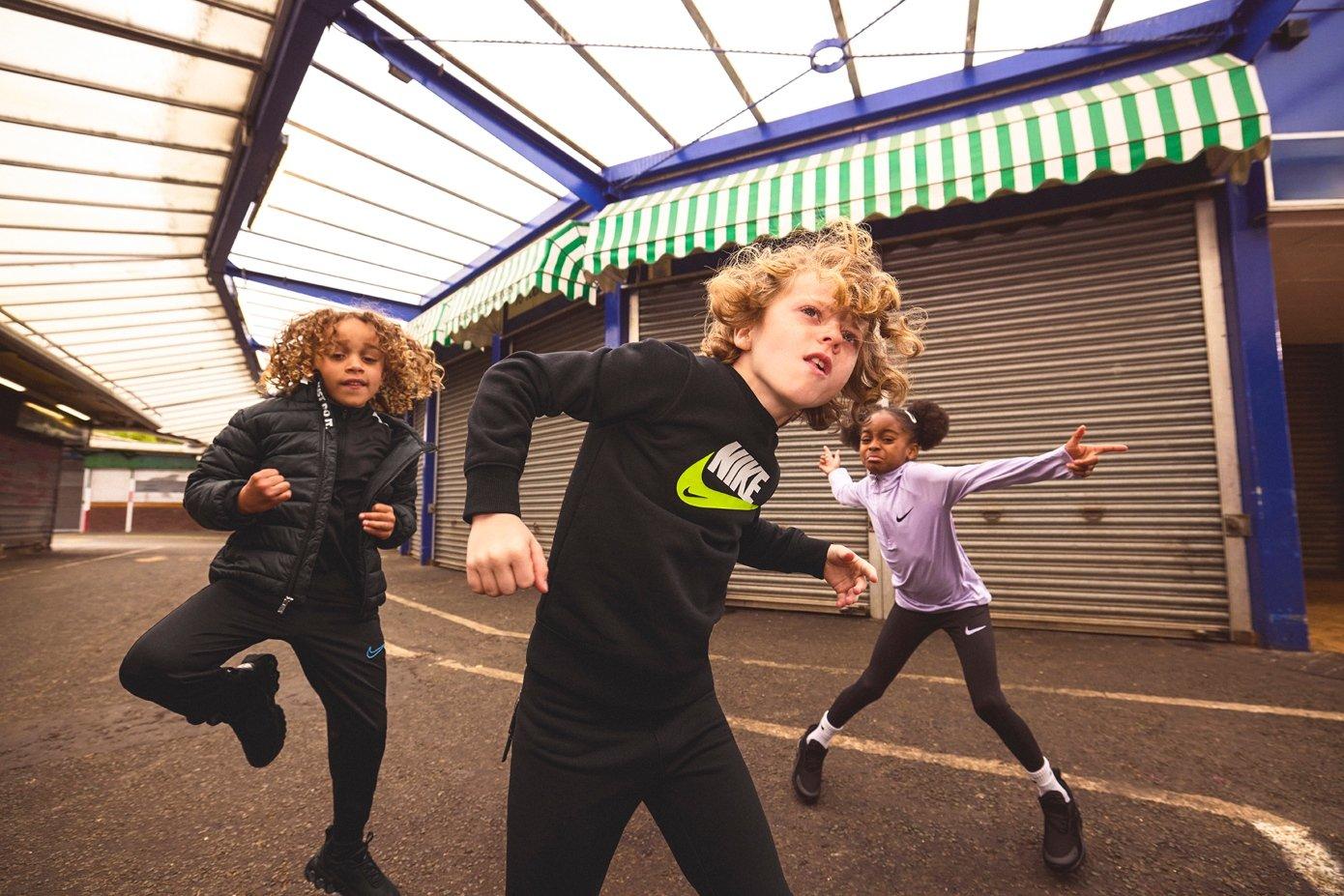 Modelos vistiendo la colección Back to School