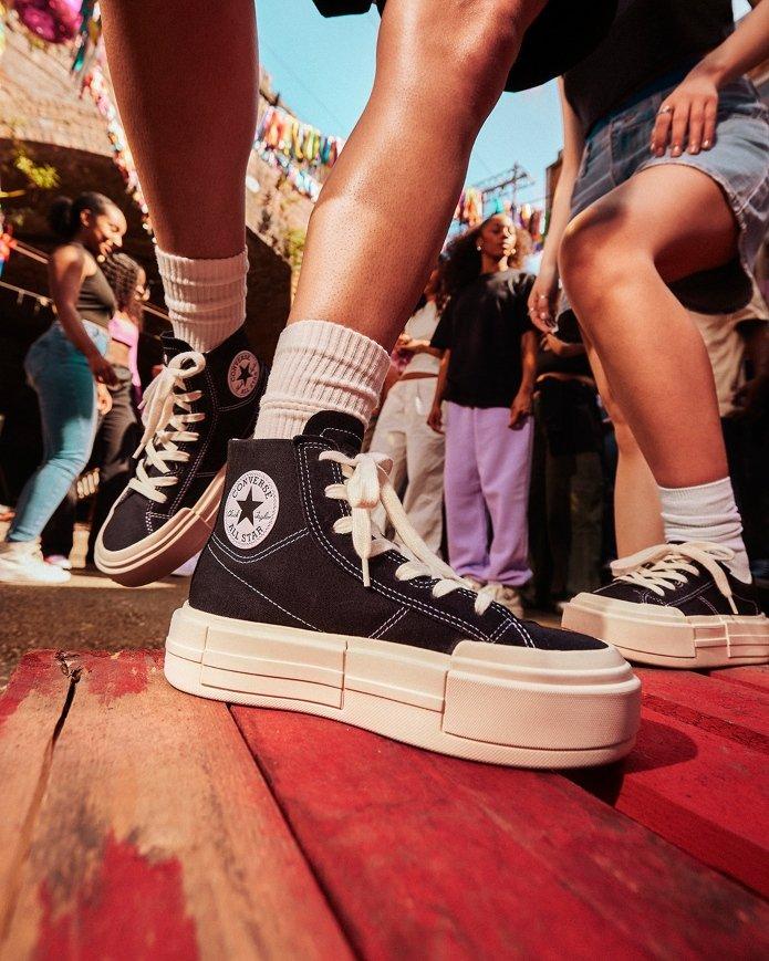 Modelos vistiendo las Converse Cruise