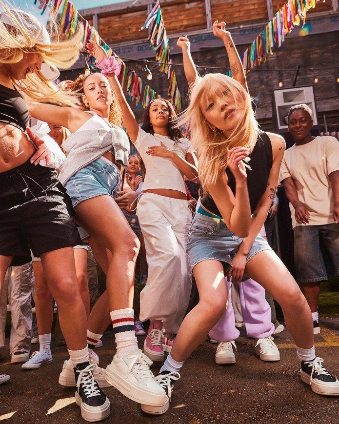 Modelos vistiendo las Converse Cruise