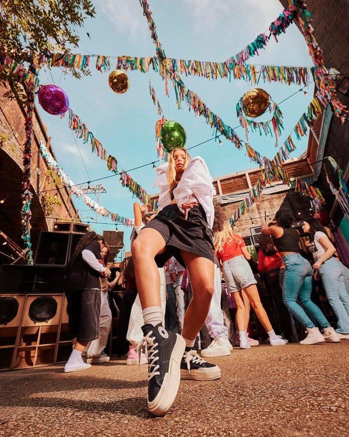 Modelos vistiendo las Converse Cruise