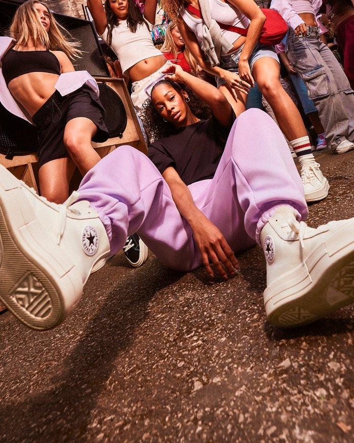 Modelos vistiendo las Converse Cruise