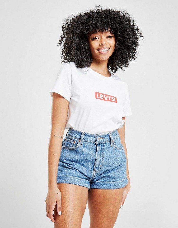 Frau in Denim Shorts und weißem Levi's T-Shirt