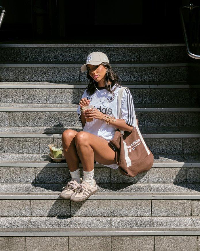 Modelo vistiendo conjunto adidas