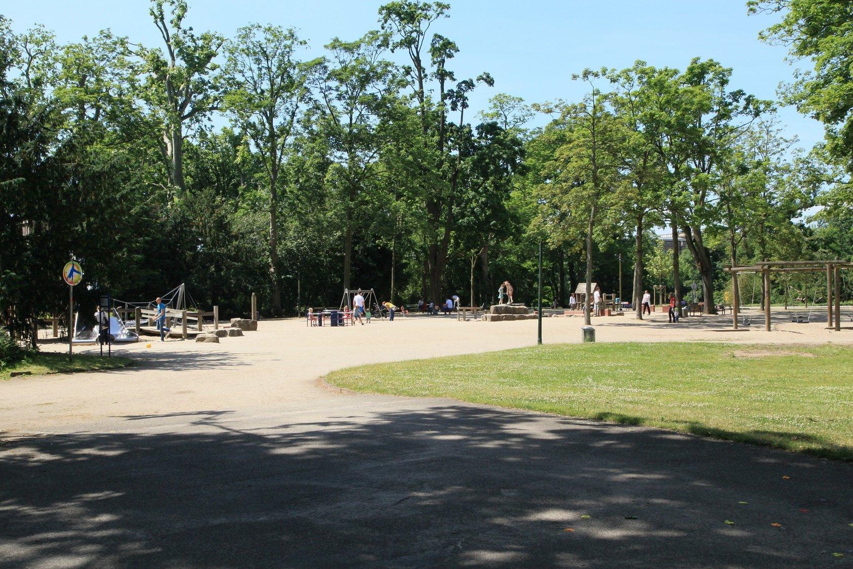 Weg im Düsseldorfer Hofgarten mit Blick auf Spielplatz