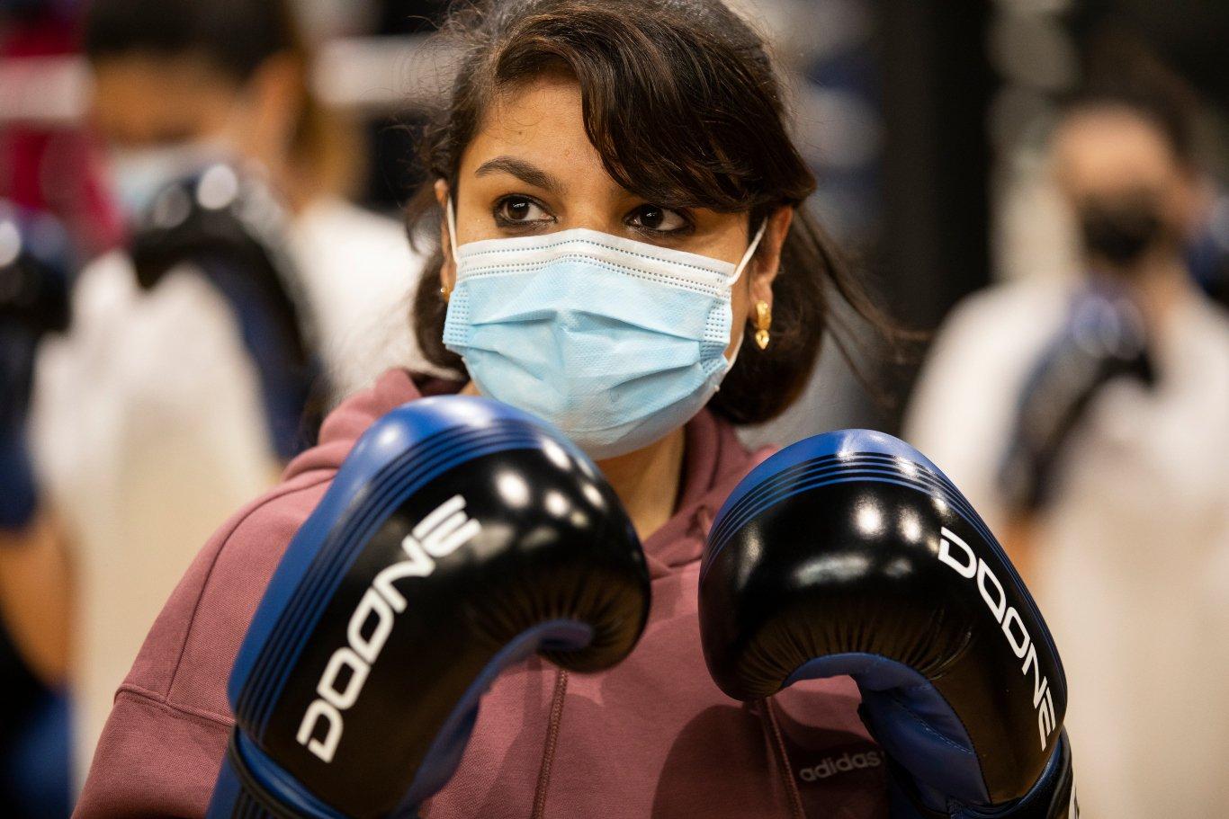 Sadaf Rahimi boxeando con mascarilla