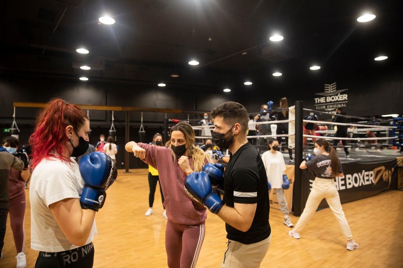 Jennifer Miranda enseñando boxeo