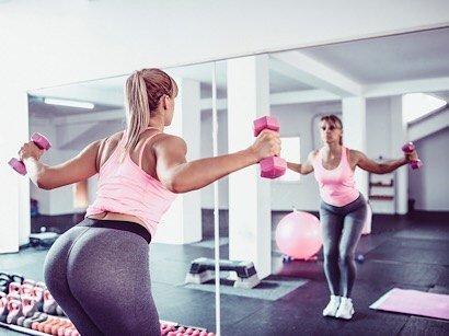 esercizi con i manubri 