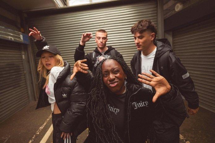 Modelos vistiendo la colección Back to School