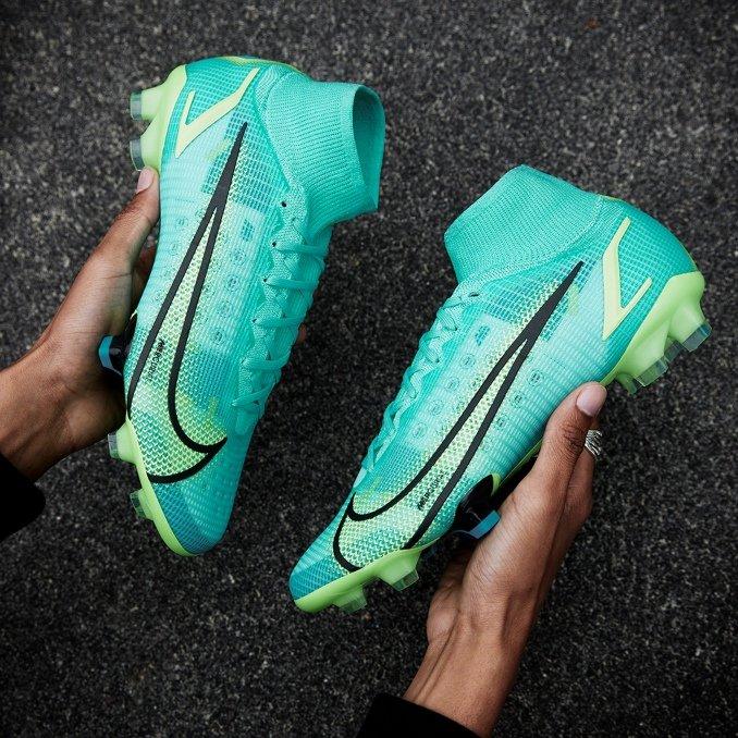Bota de fútbol con tobillera Nike