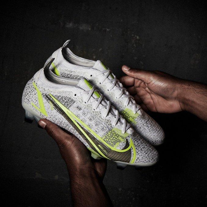 Botas de fútbol grises de Nike