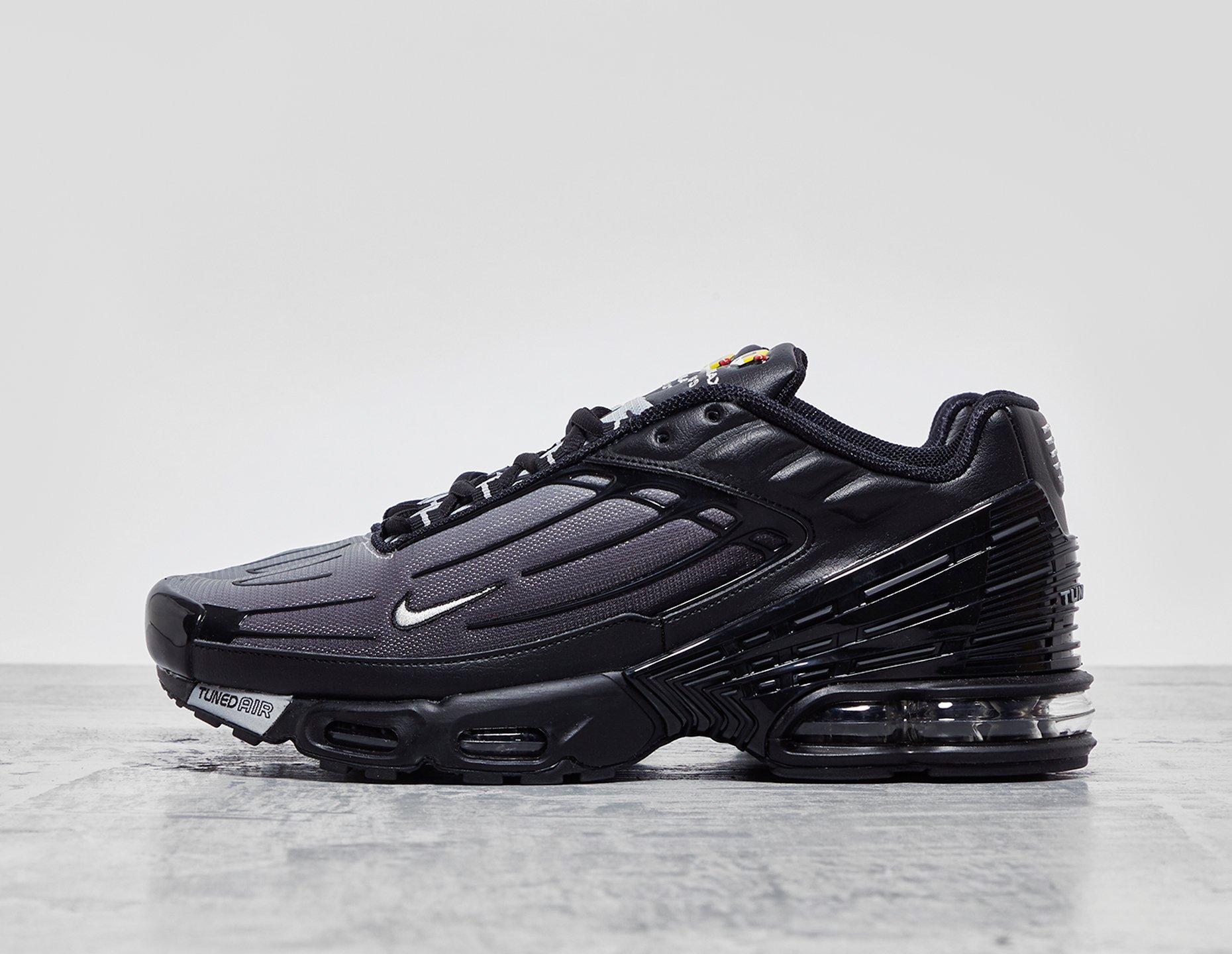 nike tn black on feet