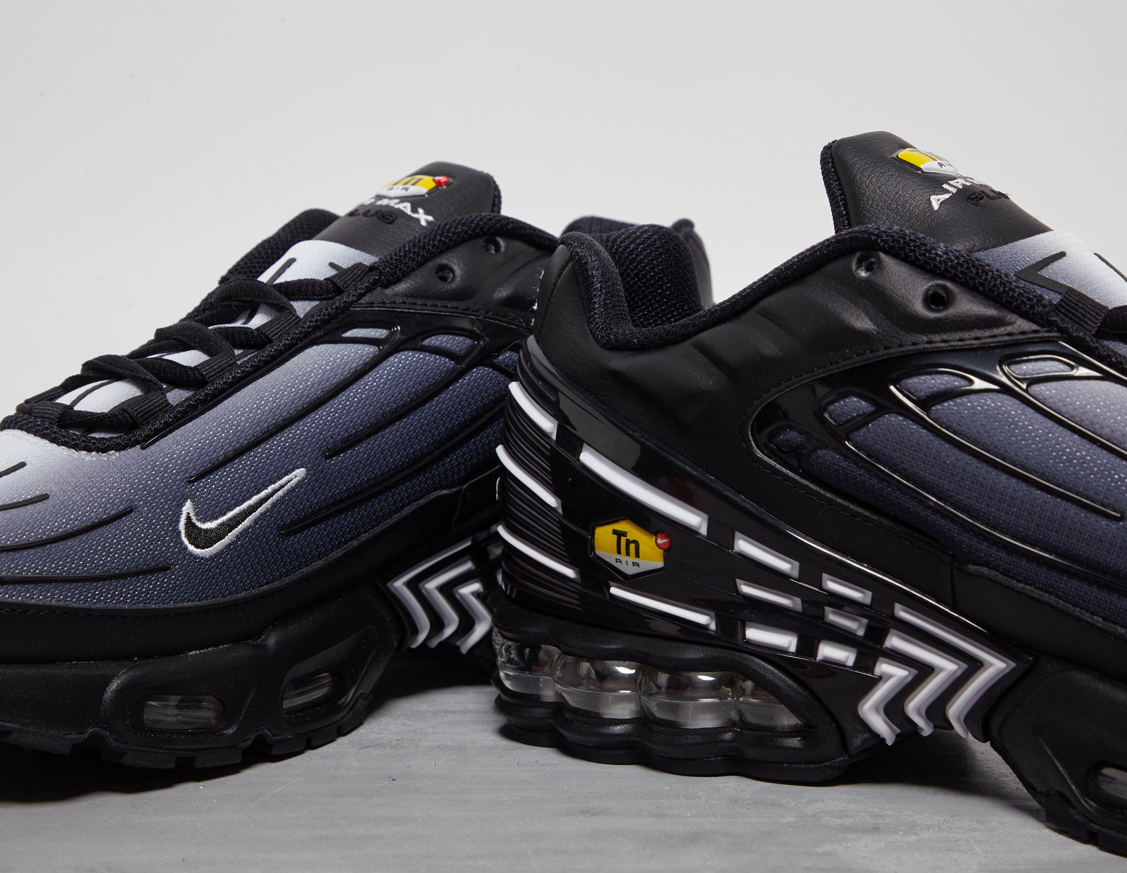 nike air maxes plus