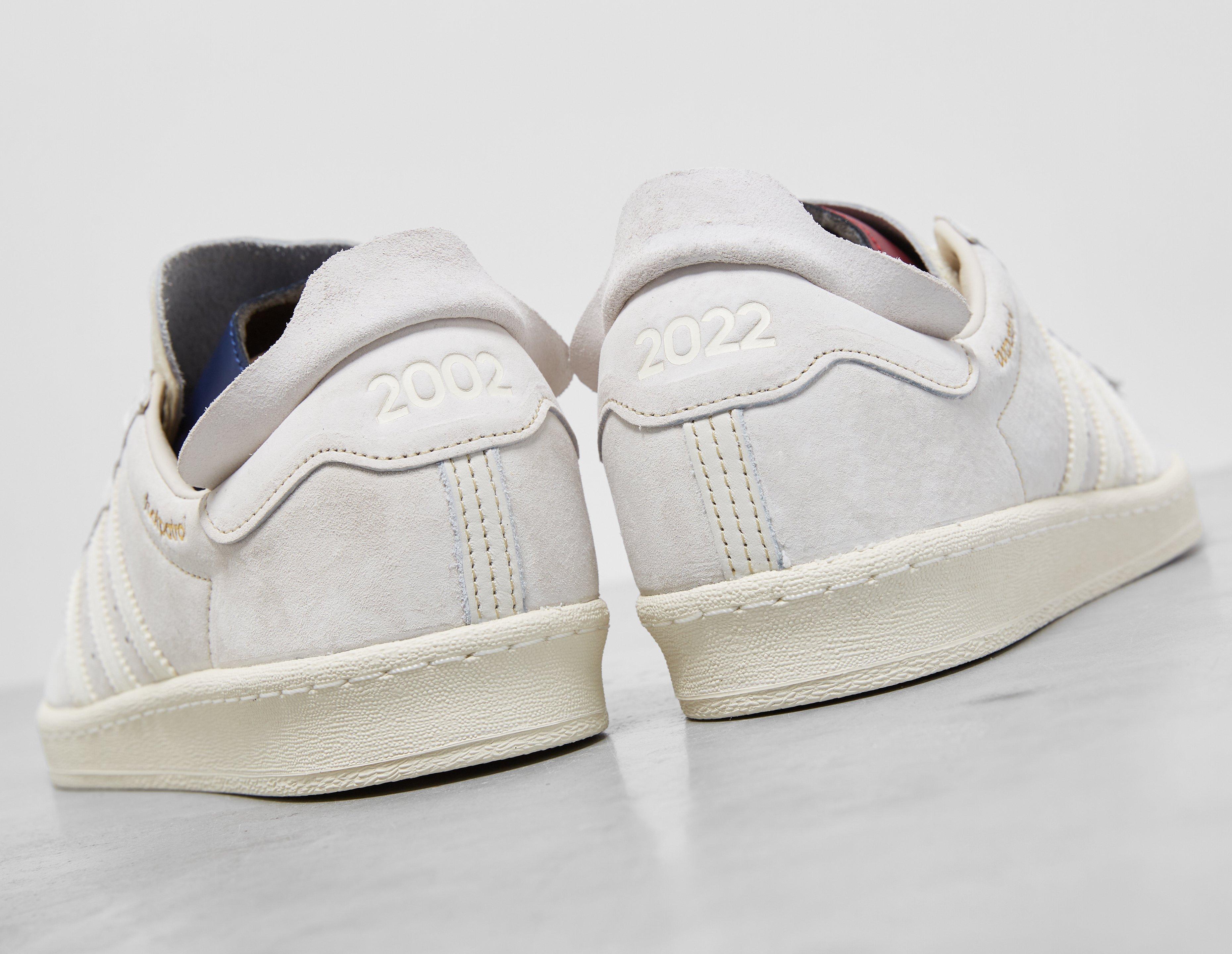 White foot adidas Originals x HealthdesignShops Campus 80s