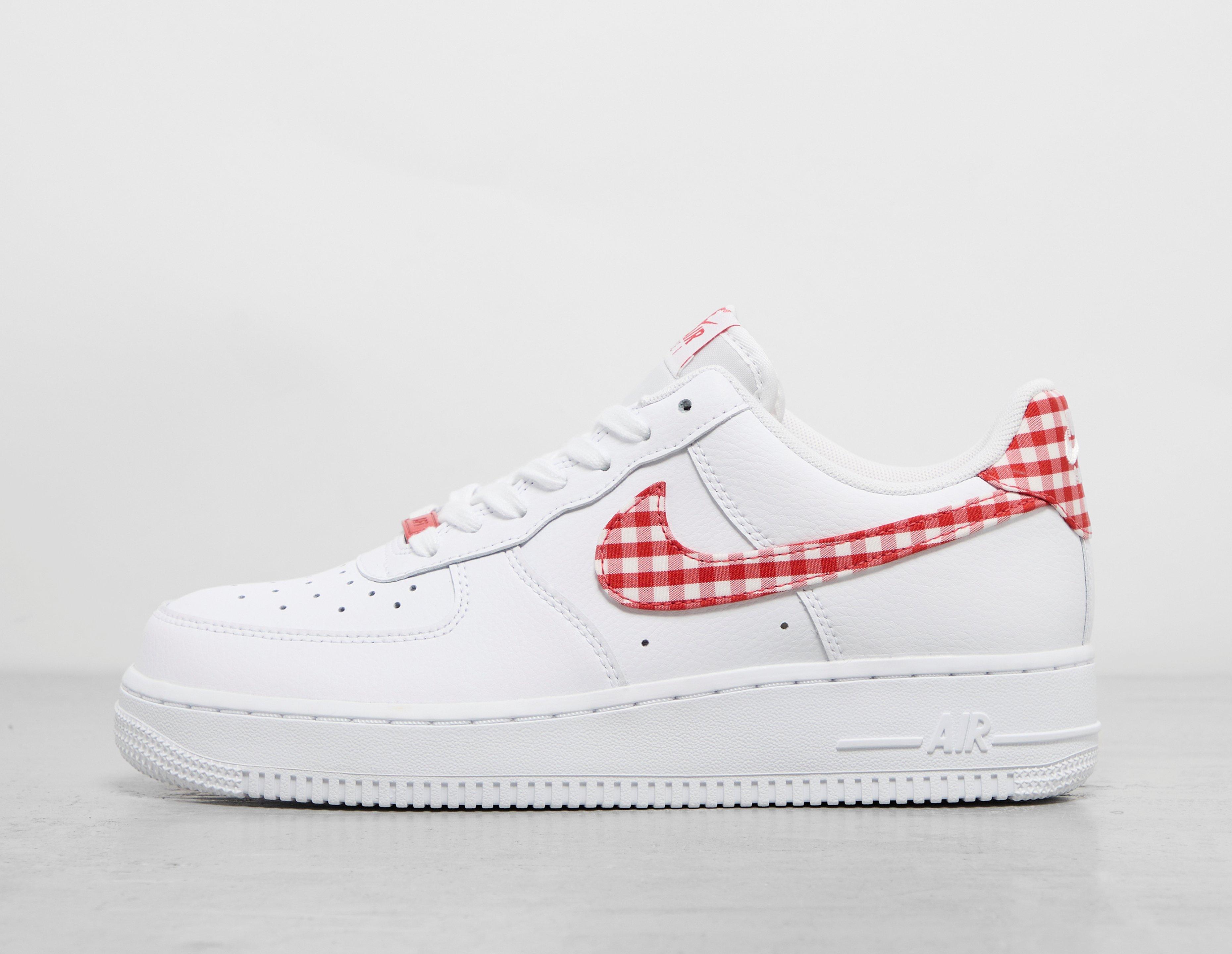 White nikes with hot sale red swoosh womens