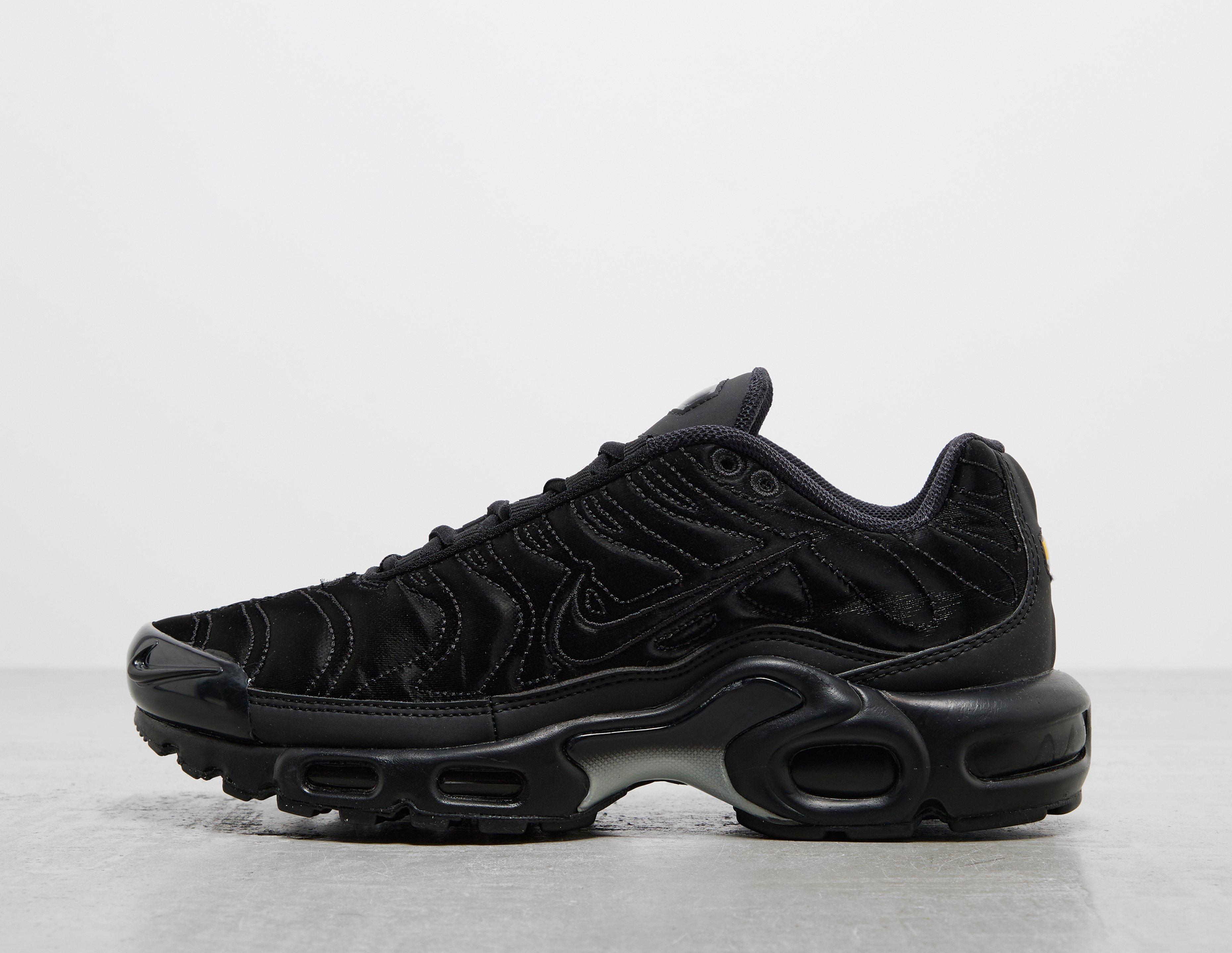 black nike air max plus womens