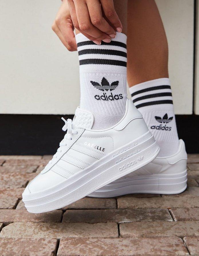 Los mejores looks con zapatillas llevan adidas Gazelle