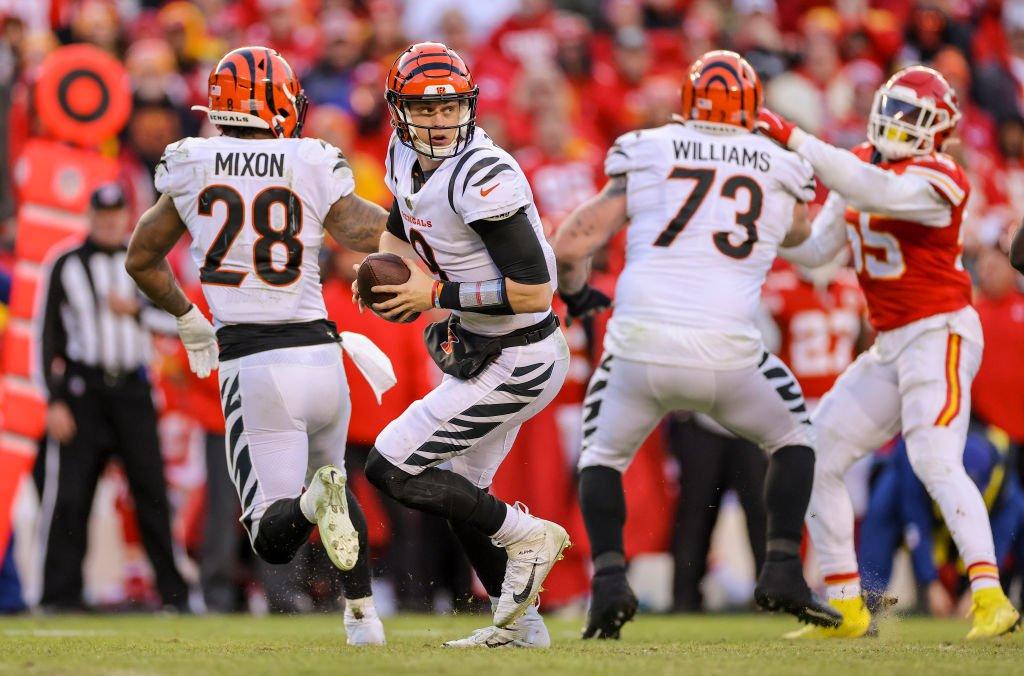 Joe Burrow beim Versuch eines Open Receivers beim AFC Championship Spiel Cincinnati Bengals vs. Kansas City Chiefs