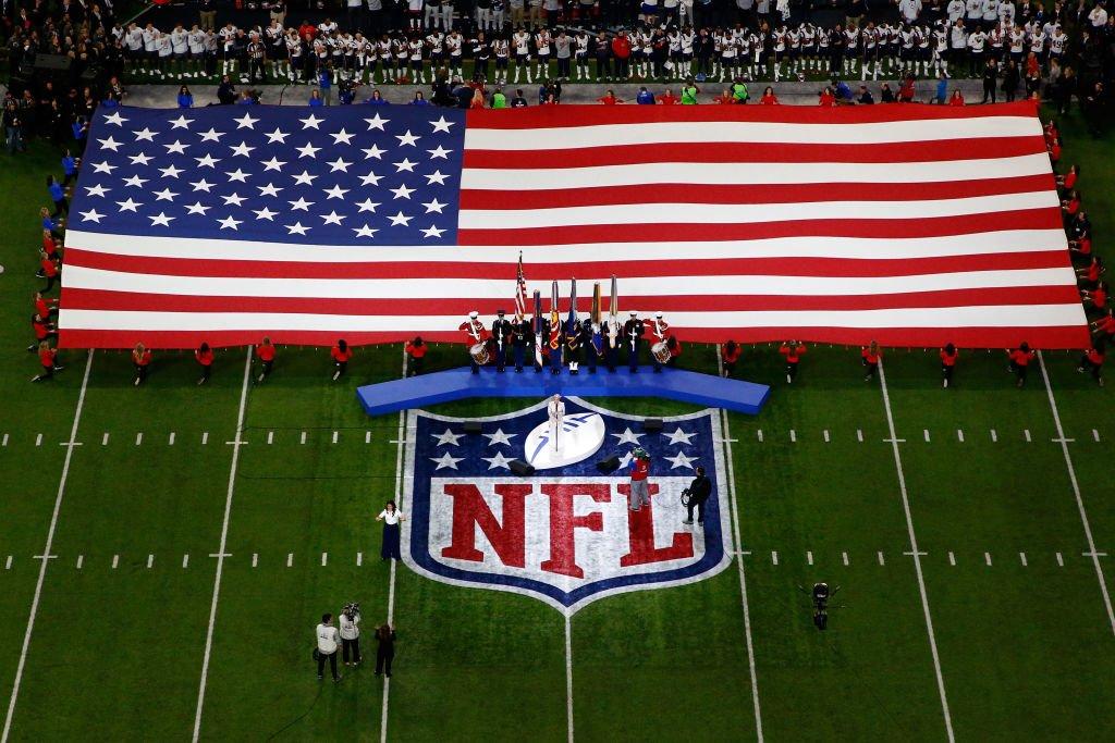Nationalhymne vor Beginn des Super Bowls mit amerikanischer Flagge