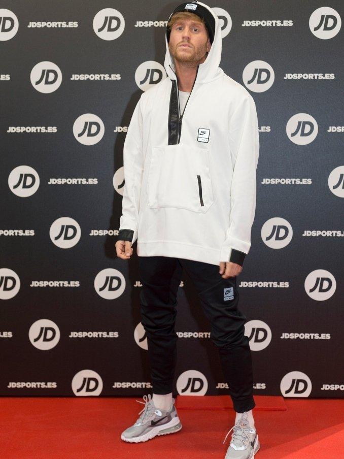gonzalo montoya con una sudadera blanca de nike en el photocall de JD