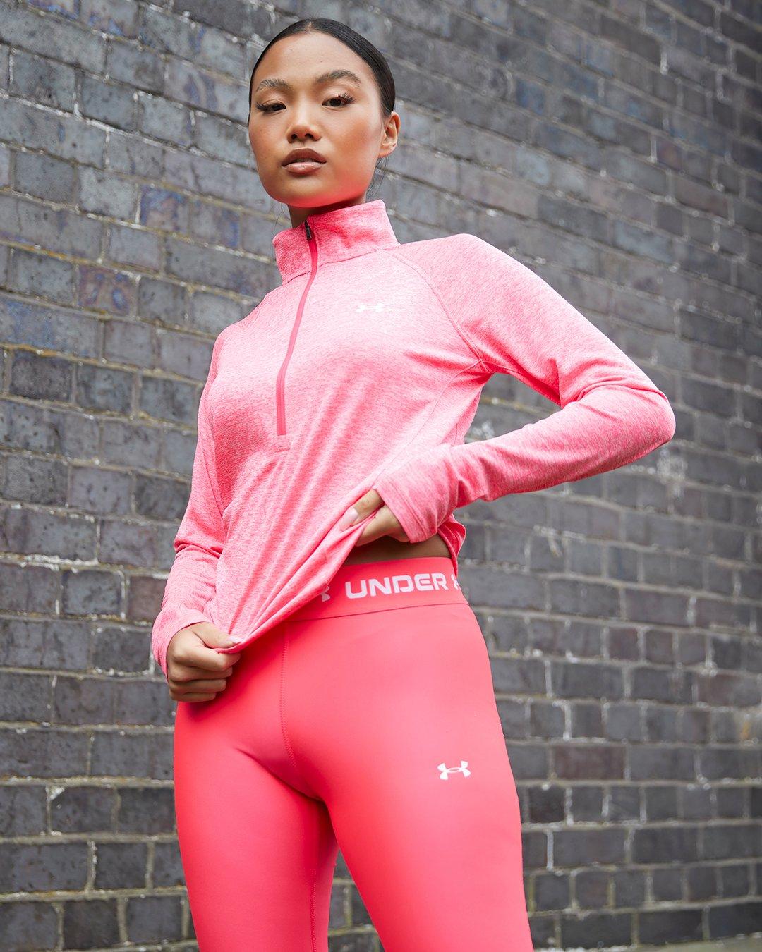 Frau in rosa Sport-Outfit von Under Armour