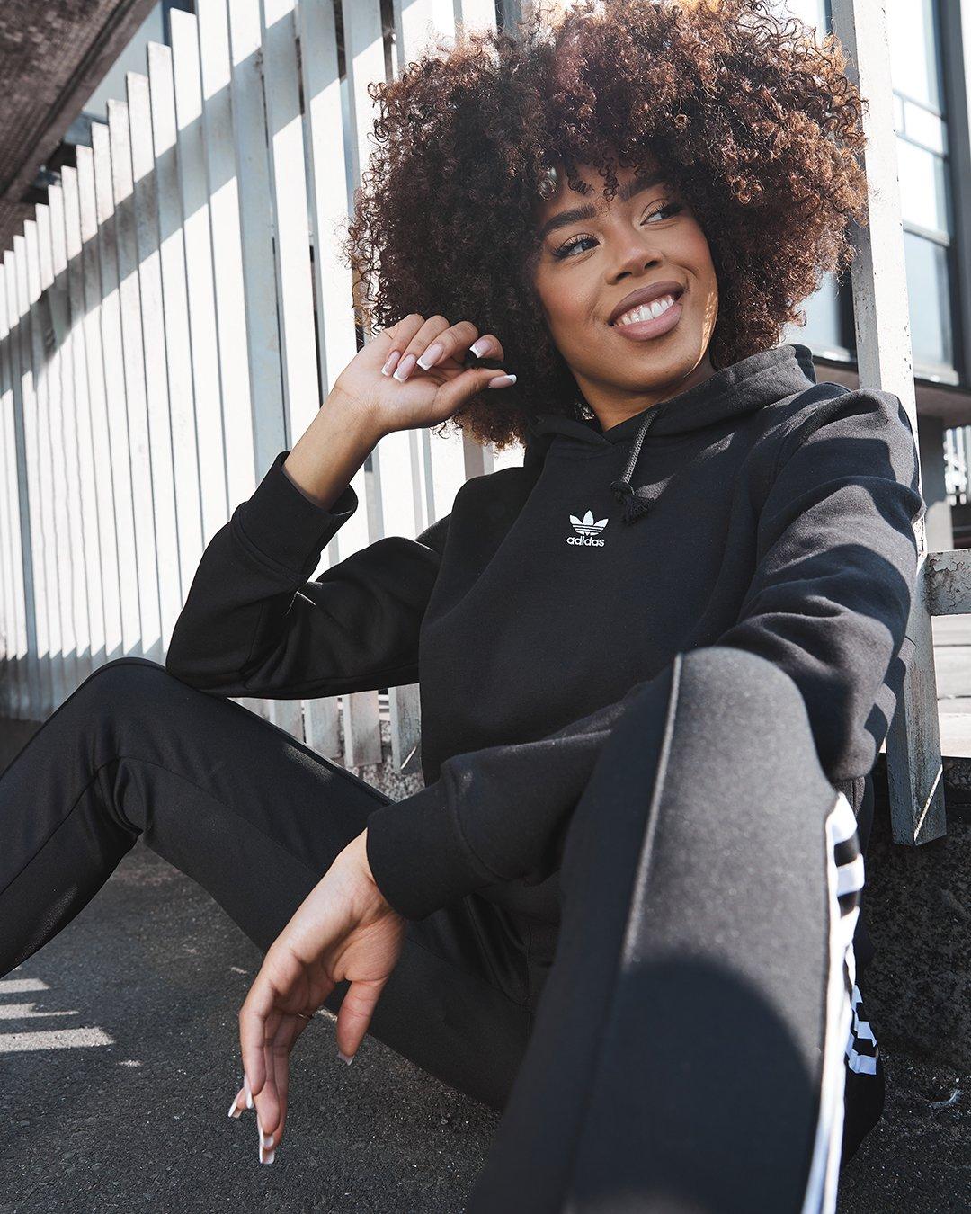 Frau in schwarzem adidas Originals Trainingsanzug