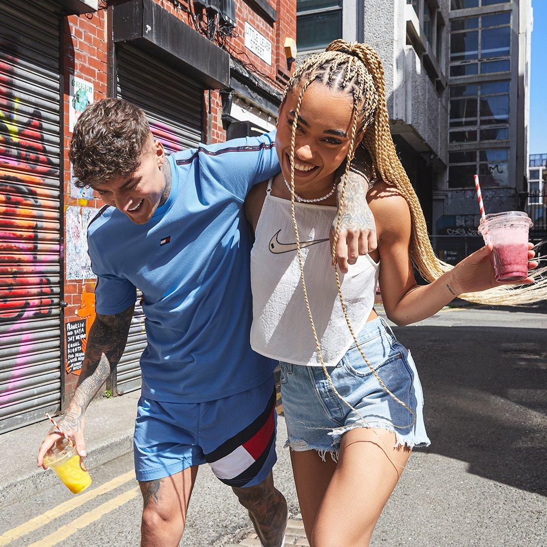 Mann und Frau in T-Shirt und Top von Nike