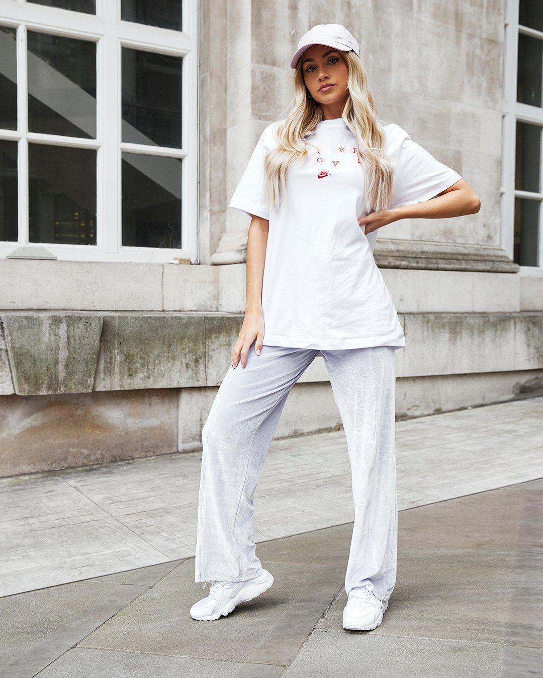 Frau in weißem Outfit mit Nike Huarche in Weiß