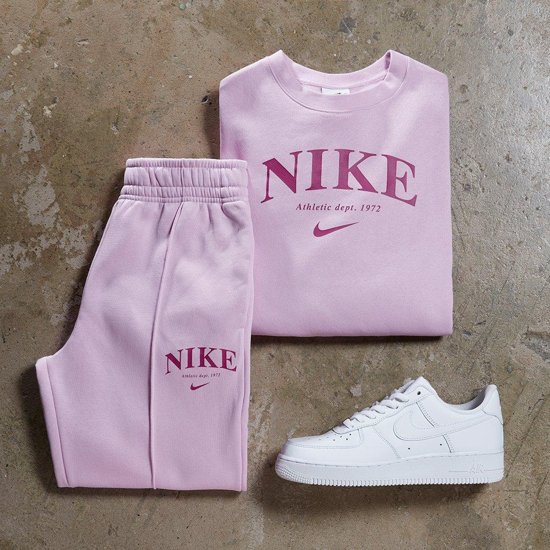 Pink Nike track suit og Nike sko