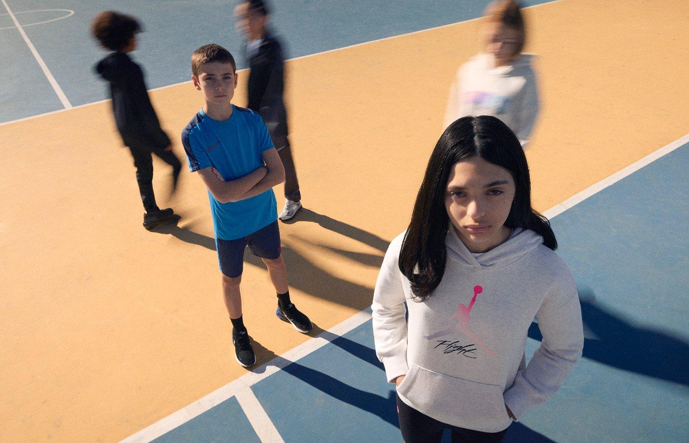 Modelos vistinedo los outfits streetwear exclusivos de JD