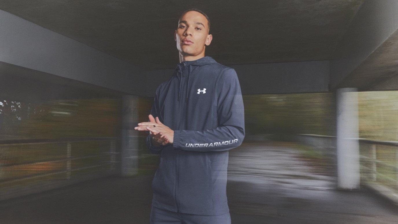 Modelos vistiendo las nuevas prendas de Under Armour