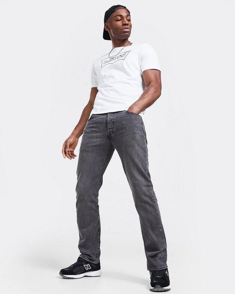 Mann mit dunkelgrauer Straight Leg Jeans und weißem T-Shirt von Levi's