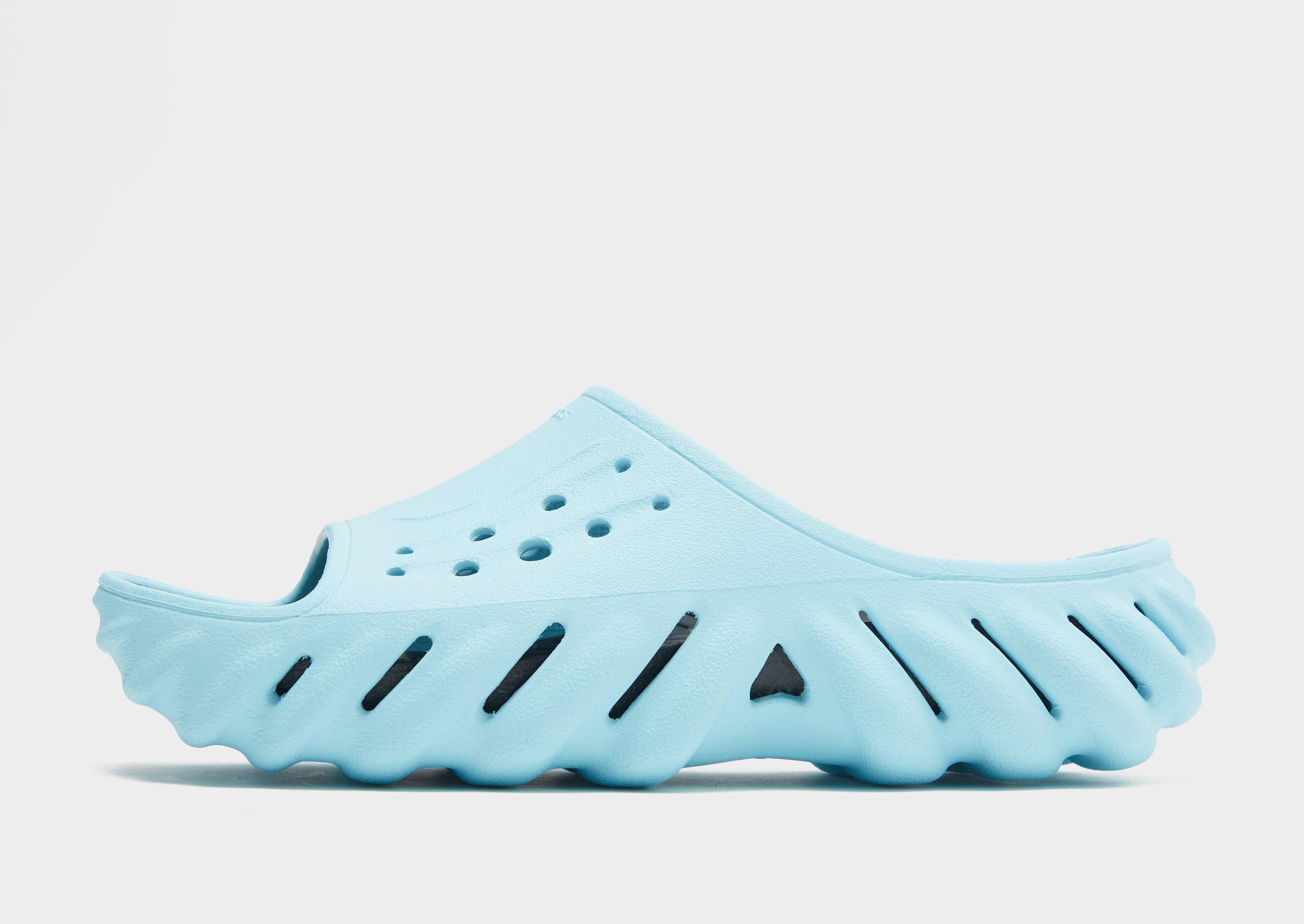 Siniset Crocs-sandaalit