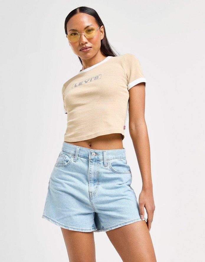 Modelo vistiendo chándal adidas