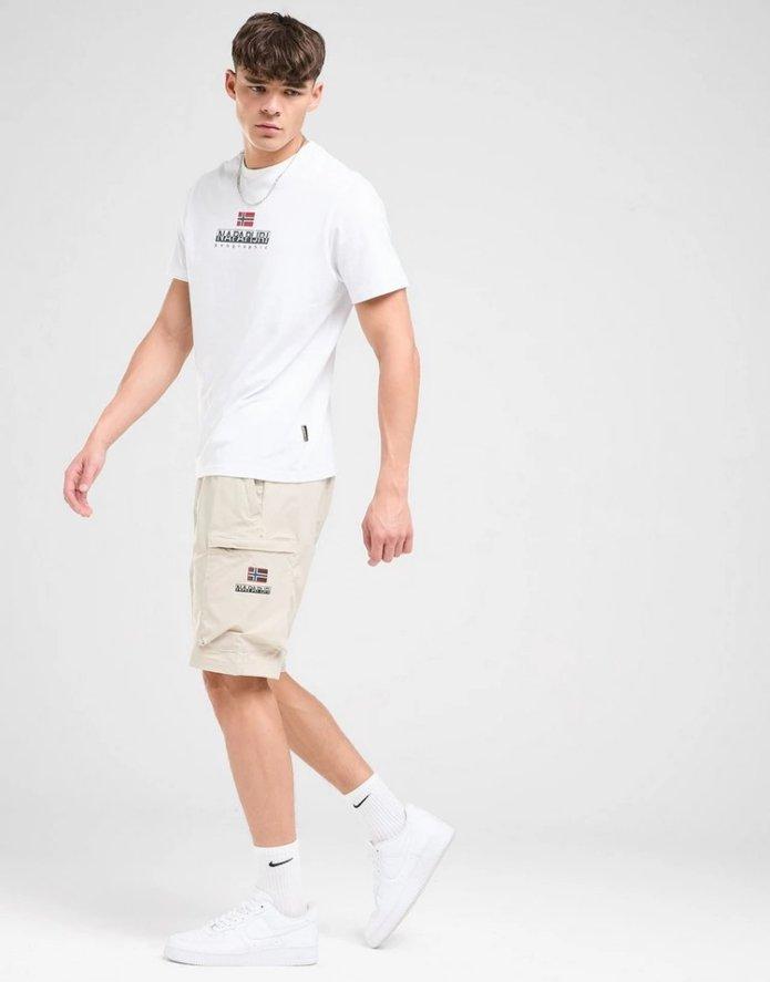 Modelo vistiendo pantalón cargo