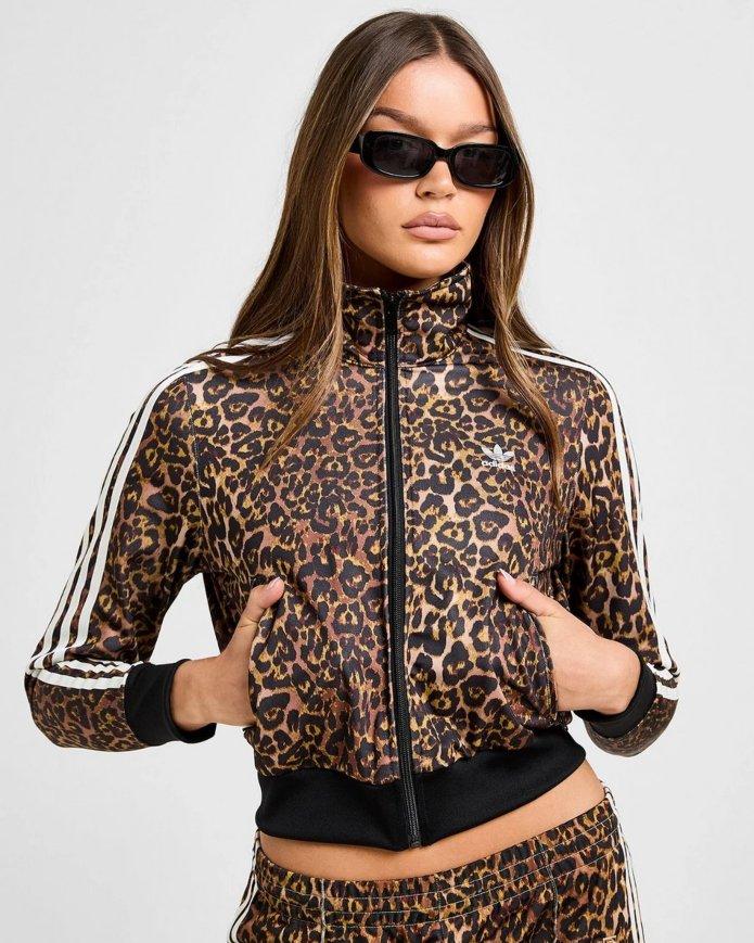 modelo vistiendo Animal Print