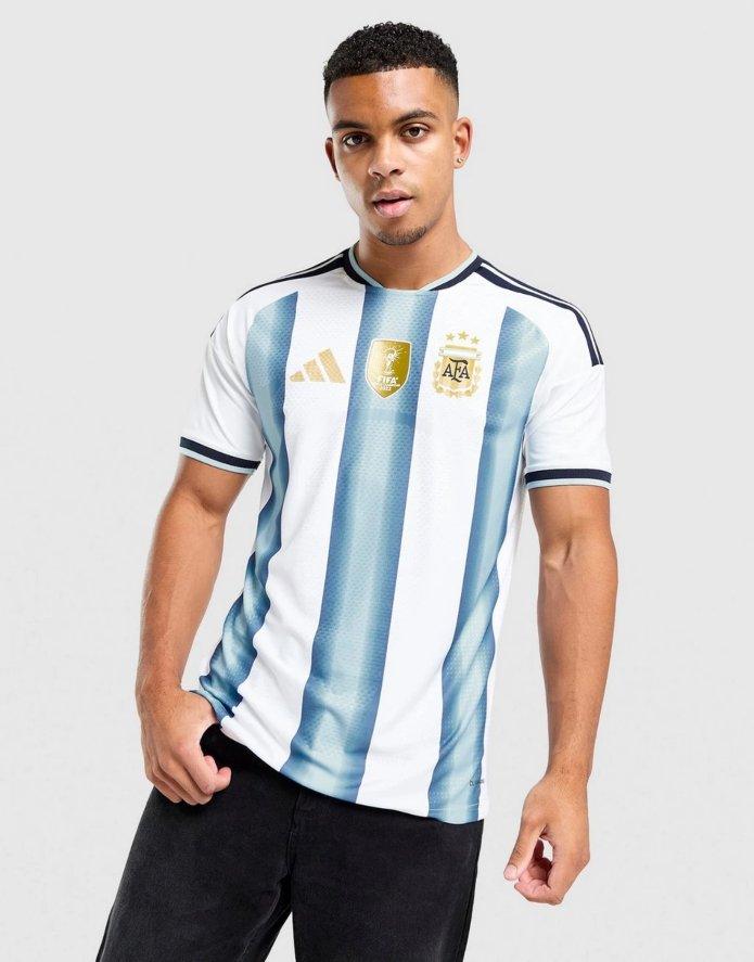 Primera equipación de la selección Argentina 2026