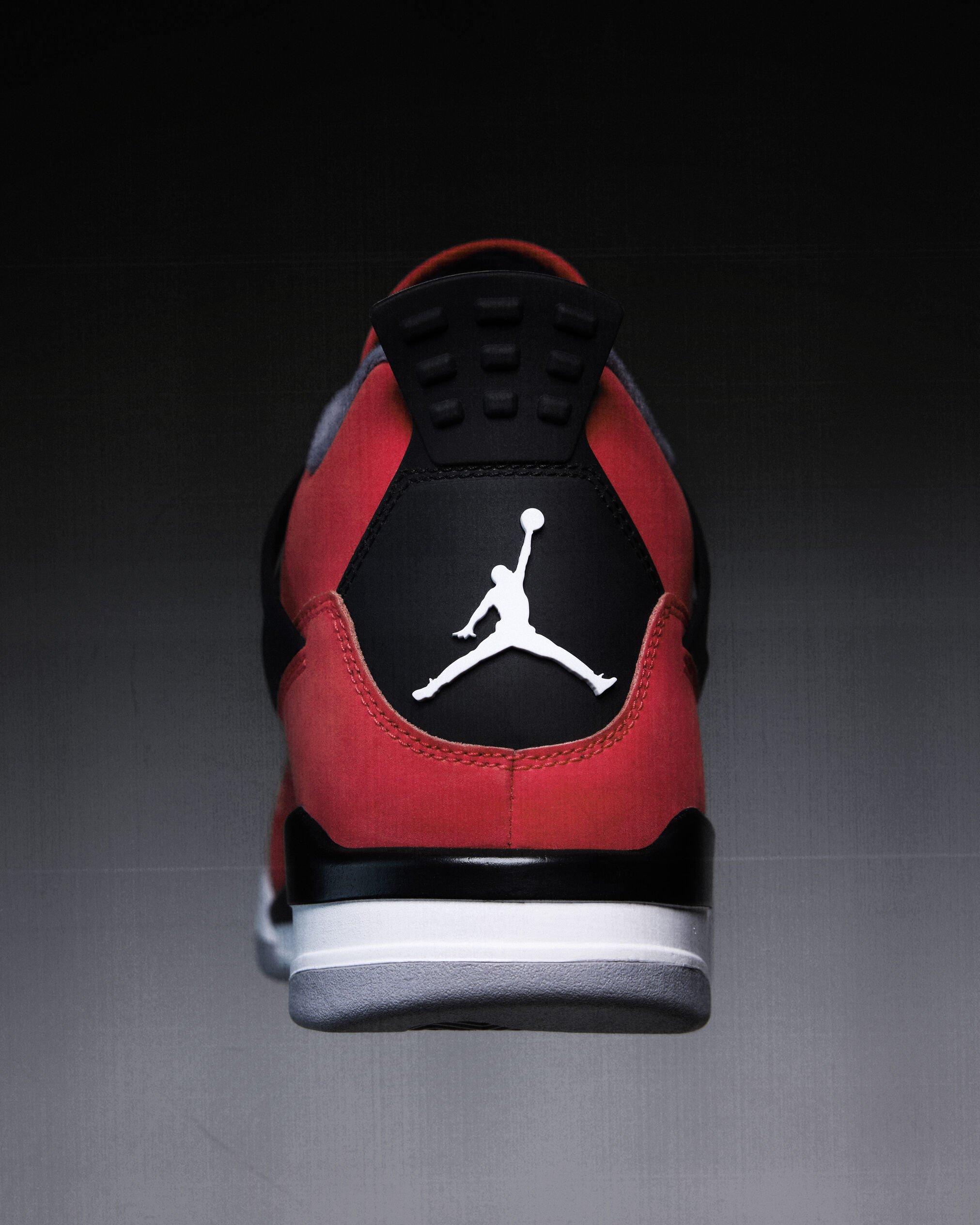 Détail de la Air Jordan 4 Toro Bravo avec tige rouge et éléments noirs